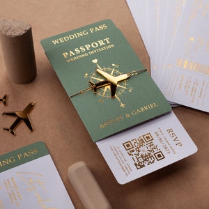 Hochzeitspass: Bordkarte, salbeigrün & Goldfolie, Zielort einladen, Passport-Style, Hochzeitspass.