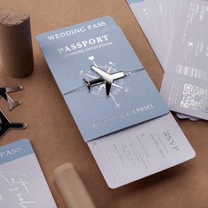 Die Hochzeit im Reisepass-Stil lädt in babyblau und Silberfolie ein