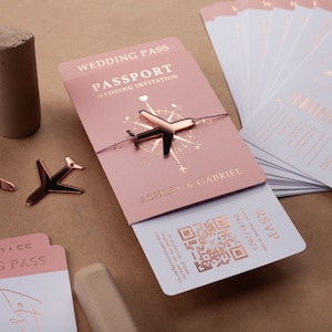 Hochzeitseinladung: Pass-Stil, Pink- und Rosegold-Folie, Bordkarte-Thema, Bestimmungsort-Hochzeit.