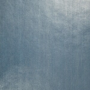 Puede incluir: Primer plano de una tela azul con una textura acanalada vertical.