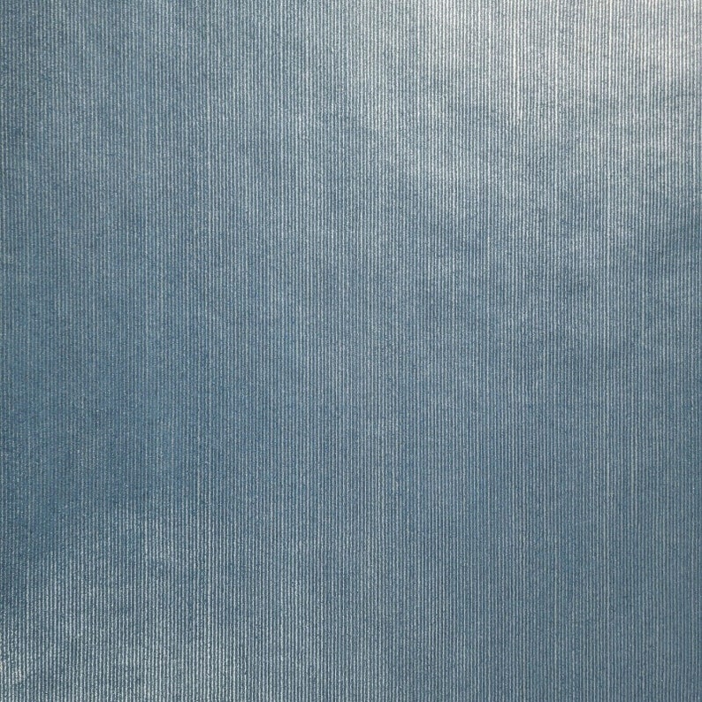 Puede incluir: Primer plano de una tela azul con una textura acanalada vertical.