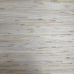 Może przedstawiać: Zbliżenie na tkaną tapetę w naturalnym, jasnobrązowym kolorze. Tekstura wykonana jest z cienkich, poziomych pask&oacute;w tkanego materiału.