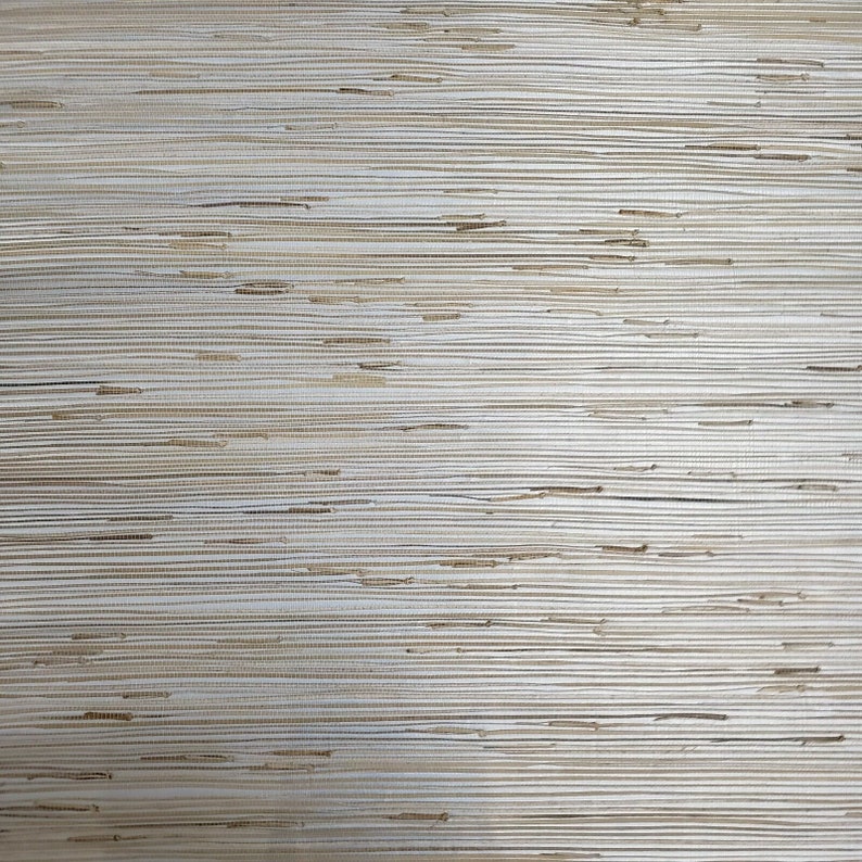 Może przedstawiać: Zbliżenie na tkaną tapetę w naturalnym, jasnobrązowym kolorze. Tekstura wykonana jest z cienkich, poziomych pask&oacute;w tkanego materiału.