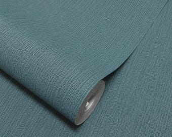 Papel pintado moderno con textura de tela de hierba sintética azul verdoso y dorado, líneas verticales.