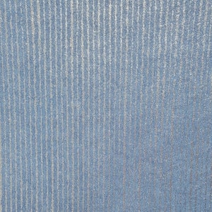 Puede incluir: Primer plano de una tela azul con un sutil patr&oacute;n de rayas plateadas. La tela tiene una textura casi peluda.