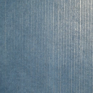Puede incluir: Primer plano de una tela azul texturizada con rayas plateadas verticales. La tela tiene un brillo sutil.