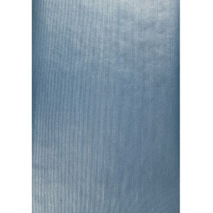 Puede incluir: Primer plano de una tela azul con una sutil textura acanalada vertical. La tela tiene un ligero brillo met&aacute;lico.