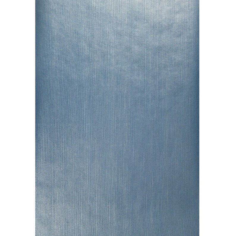 Puede incluir: Primer plano de una tela azul con una sutil textura acanalada vertical. La tela tiene un ligero brillo met&aacute;lico.
