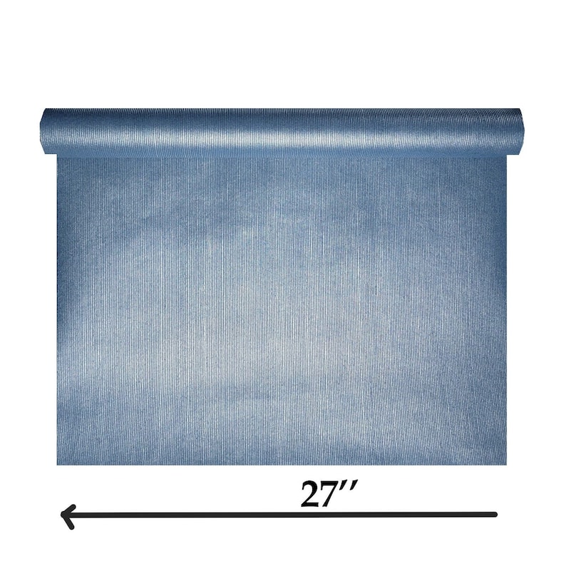Puede incluir: Un rollo de papel de regalo met&aacute;lico azul, de 27 pulgadas de ancho.