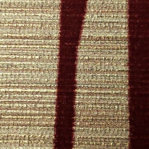 Carta da parati con trama floccata Flock linee di floccaggio metallizzato oro velluto rosso bordeaux immagine 4