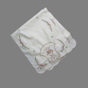 Vintage Extra Long Flower Basket Embroidered Linen Runner Cutwork Crochet 16x70