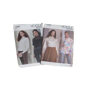 Könnte beinhalten: Zwei Vogue-Schnittmusterumschläge mit Abbildungen von Damenblusen. Das Schnittmuster V3090 zeigt eine Bluse mit hohem Kragen und das Schnittmuster V1985 zeigt eine Satinbluse und eine Bluse mit floralem Druck. Die Umschläge sind weiß mit dem Vogue Patterns-Logo.