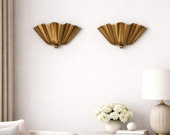 Aplique de pared con volantes de latón moderno de mediados de siglo • Pantalla de flores festoneadas vintage hecha a mano • Lámpara de pared de iluminación para decoración de sala de estar y dormitorio