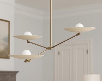 Lámpara de araña artística de tres luces de latón – Colgante de disco asimétrico hecho a mano para comedor, sala de estar y decoración moderna.