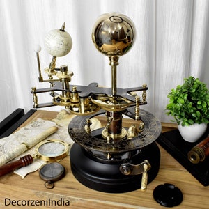 DecorzeniIndia Orrery Sonnensystem mit Sonne Erde und Mond, handgemachtes Geschenk, Dekor für Haus Büro, Geschenk für ihn, Geburtstagsgeschenk