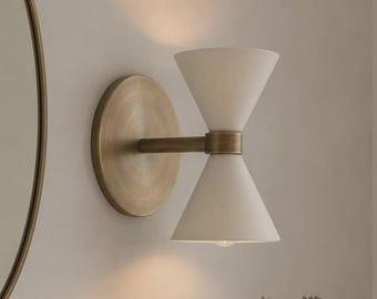 Aplique de pared moderno de latón en forma de cono • Lámpara de techo tipo diábolo con forma de reloj de arena • Lámpara de mesilla de noche artesanal de mediados de siglo en color crema con doble pantalla para tocador de pasillo