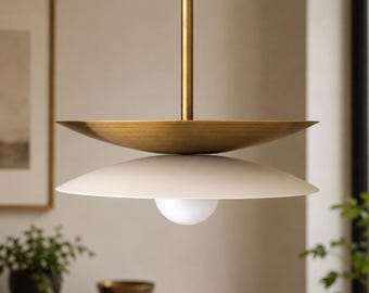 Lámpara colgante moderna de latón en capas • Lámpara de techo minimalista hecha a mano • Lámpara colgante nórdica con globo de cristal para isla de cocina y comedor