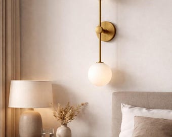 Aplique de pared moderno de latón con doble globo – Lámpara de dos luces de estilo mediados de siglo, hecha a mano, ideal para tocador de baño, mesita de noche y decoración minimalista.