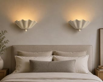 Aplique de pared con volantes • Lámpara de pared con forma de flor festoneada • Lámpara de dormitorio plisada de mediados de siglo hecha a mano • Aplique de tocador Art Déco para baño