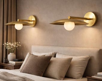 Aplique de pared moderno de latón: lámpara de pared minimalista hecha a mano para mesita de noche, pasillo y decoración contemporánea.