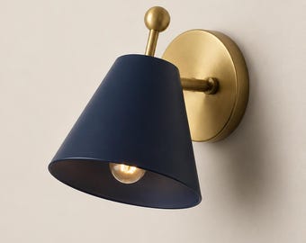 Aplique de pared artesanal, lámpara de lectura cónica de estilo moderno de mediados de siglo, lámpara de pared de latón cepillado para mesita de noche, lámpara de pared ajustable para dormitorio.