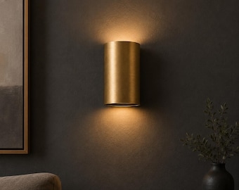 Aplique de pared cilíndrico curvo, luz ascendente y descendente de latón hecha a mano, lámpara moderna para pasillo, accesorio de dormitorio de mediados de siglo, acabado personalizado.