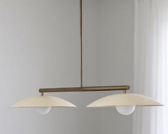 Lámpara colgante lineal moderna de latón: araña minimalista de doble cúpula hecha a mano con cristal opalino para isla de cocina, comedor y decoración del hogar.