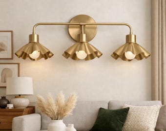 Lámpara de tocador moderna triple de latón con diseño floral • Aplique de pared de 3 luces con pantalla de pétalos hecha a mano • Lámpara de pared floral vintage de mediados de siglo para espejo de baño