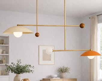 Lámpara de araña de latón de estilo moderno de mediados de siglo • Lámpara colgante Sputnik de globo de 3 luces hecha a mano • Lámpara de techo italiana Stilnovo Beetle con cúpula. Cúpula naranja y blanca.