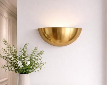 Aplique de pared moderno de latón en forma de media luna • Lámpara minimalista artesanal con pantalla en forma de luna • Iluminación escultural de estilo de mediados de siglo para dormitorio y pasillo