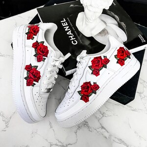 Diseño de rosas rojas en Nike Air Force 1 | Etsy España
