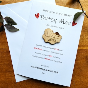 Novo cartão de bebê personalizado com um lindo símbolo de recém-nascido para os novos pais guardarem