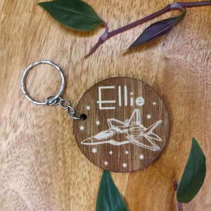 Cadeau personnalisé porte-clés chasseur à réaction ou étiquette de sac d'école gravée au laser avec nom, idéal pour Noël, anniversaire de retour à l'école