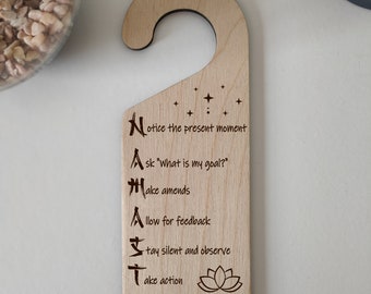 Plaque de porte Namaste, cadeau bien-être, accroche-porte, espace de yoga, plaque de décoration intérieure, cadeau de méditation HYGGE