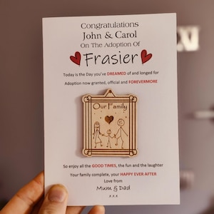 Gepersonaliseerde gezinsadoptiekaart met leuk aandenken voor felicitaties met adoptie of het stichten van een nieuw gezin
