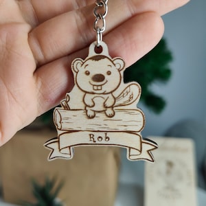 Joli porte-clés personnalisé avec un animal castor ou une étiquette de sac d'école gravée au laser avec le nom, idéal pour Noël, un anniversaire de retour à l'école