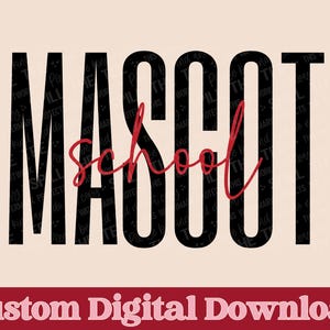 Może przedstawiać: Projekt graficzny przedstawiający słowo MASCOT dużymi, pogrubionymi, czarnymi literami bezszeryfowymi. Słowo school jest napisane czerwoną kursywą nałożoną na środek słowa MASCOT. Tekst Custom Digital Download znajduje się na dole w kolorze białym.