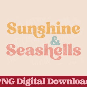 以下が含まれることがあります： 丸みを帯びたかすれたフォントでSunshine & Seashellsというテキストが書かれたデジタルグラフィックデザイン。Sunshineは黄色、アンパサンドはティール色、Seashellsはピンク色です。下部のバーにはPNG Digital Downloadというテキストが含まれています。