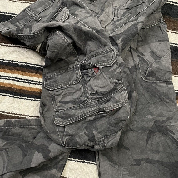 Arriba 48+ imagen wrangler cargo pants camo - Thptnganamst.edu.vn