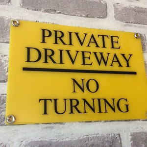 CARTELLO PERSONALIZZATO Giallo privato/riservato/divieto di sosta Cartello resistente alle intemperie - Giallo con testo nero