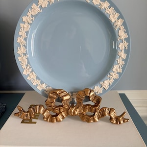 Wedgwood Lavender Queensware Dinner Plate 10 Inch | Embossed Grape Vine Rim | Made in England | Blue & Cream Tableware