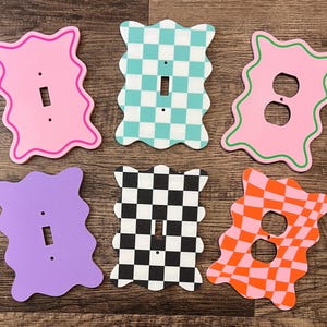 レトロな波型ライトスイッチとコンセントのデュプレックスカバー