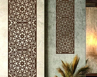Um longo painel de madeira vazado com motivos mouriscos e arabescos, assente em três círculos vazados e ricamente ornamentados. Decoração de Arte Marroquina, Arte Árabe