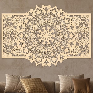 Ein großes, wunderschönes dekoratives Wandpaneel mit einem durchbrochenen Mandala, marokkanisches Wohndekor, Wandbehang, Holzgitter, Mandala-Wandkunst