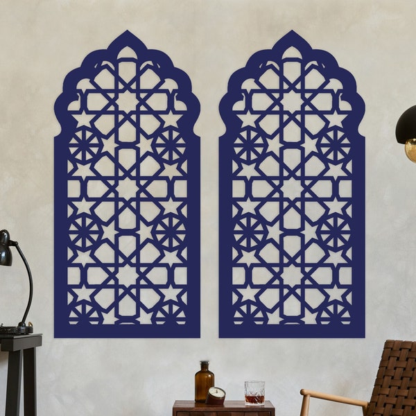 Un magnifique panneau mural en bois avec un motif de moucharabieh encastré dans un cadre stylisé comme une fenêtre arabe