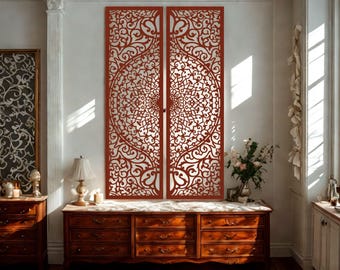 Puede incluir: Dos paneles decorativos de pared rojos con intrincados diseños calados en espiral. Los paneles se exhiben contra una pared blanca, con una cómoda de madera y otros elementos decorativos en primer plano. Los paneles son un punto focal llamativo.
