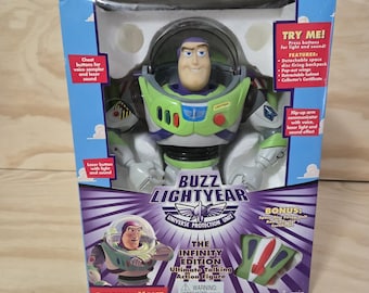 Może przedstawiać: Figurka akcji Buzz Lightyear w oryginalnym opakowaniu. Zabawka ma biało-zielono-fioletowy skafander kosmiczny z chowanym hełmem. Pudełko zawiera napisy, takie jak "Buzz Lightyear Universe Protection Unit" oraz "The Infinity Edition".