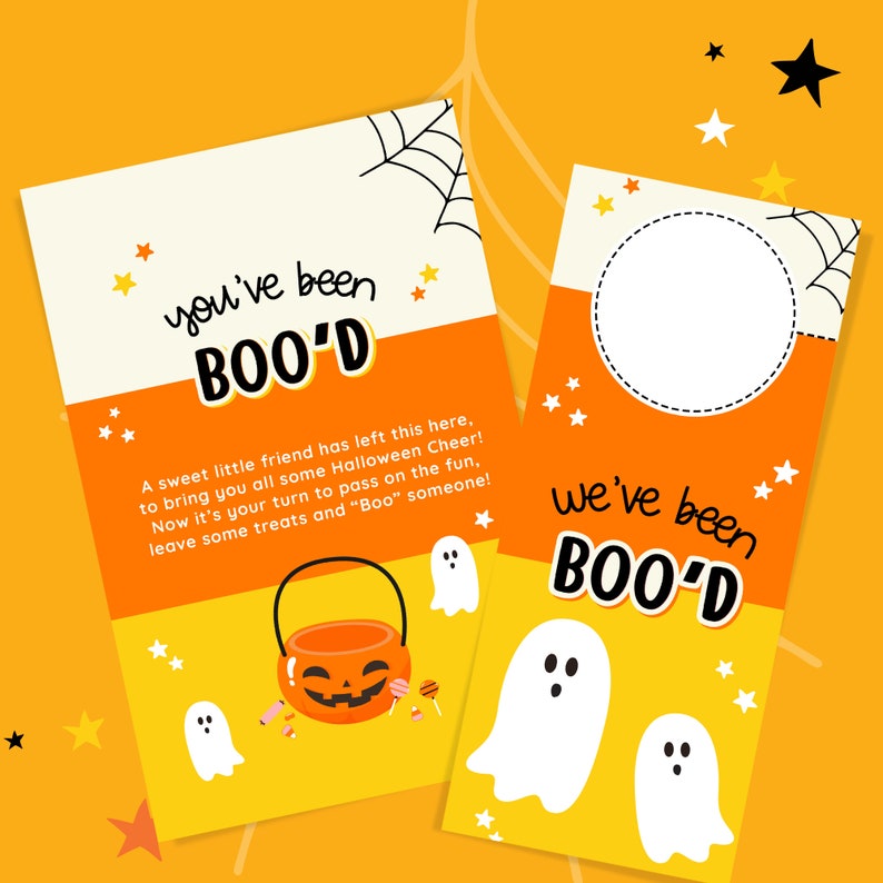 Pu&ograve; includere: Due carte di Halloween arancioni e gialle "Boo" con fantasmi e un secchiello di caramelle. Il testo sulle carte dice "You've been Boo'd" e "We've been Boo'd".