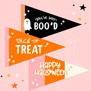 Pu&ograve; includere: Tre bandierine arancioni, nere e bianche con testo a tema Halloween. La bandierina in alto recita "you've been BOO'D". La bandierina centrale recita "trick-or-TREAT". La bandierina in basso recita "Happy HALLOWEEN".