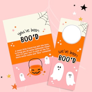 Pu&ograve; includere: Due appendini per porte di Halloween stampabili con sfondo rosa e arancione. L'appendino superiore dice "you've been BOO'D" con un fantasma e un secchiello di zucca con caramelle. L'appendino inferiore dice "we've been BOO'D" con due fantasmi.